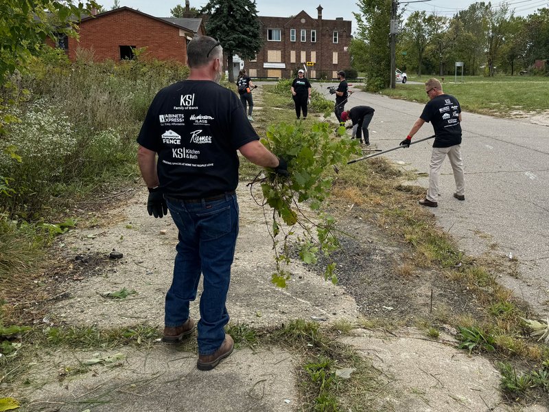 Riemer Floors and KSI Family of Brands volunteers at the Life Remodeled 6 Day Project